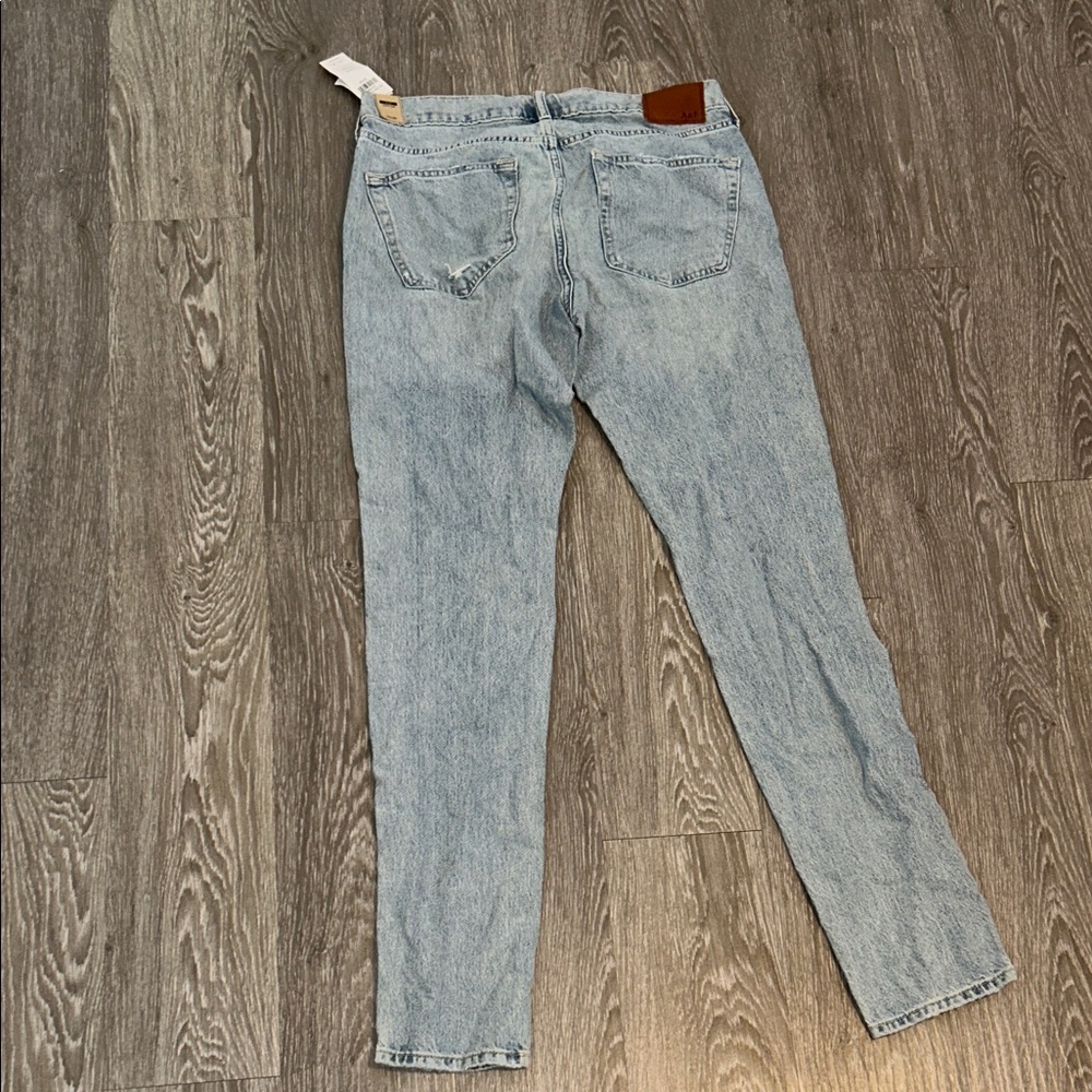 🆕Abercrombie & Fitch Light Wash Distressed Skinny Jeans (NWT) - Picture 5 of 5